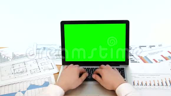 带绿色屏幕的手提电脑键盘视频的预览图
