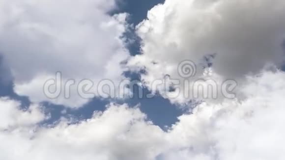 在蓝天上空盘旋视频的预览图