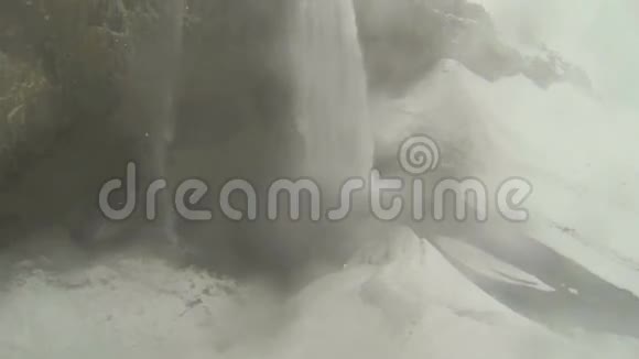 冰岛塞勒贾兰斯佛斯瀑布的大雪和恶劣天气视频的预览图