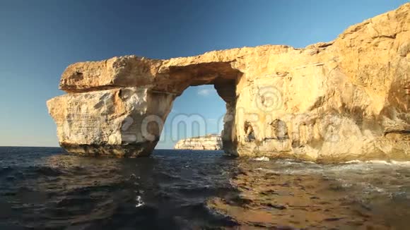 在马耳他戈佐岛海岸的一个天然岩石组被称为TieqaErqa视频的预览图