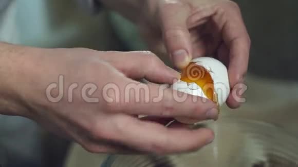 厨师烹饪食物打碎鸡蛋特写镜头烹饪食物烘焙原料视频的预览图
