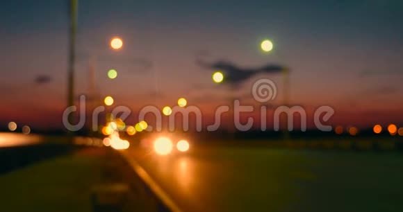 桥上夜间交通灯模糊视频的预览图