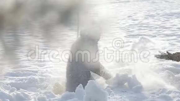 在童话般的冬天天气里一对相爱的夫妇玩雪球视频的预览图