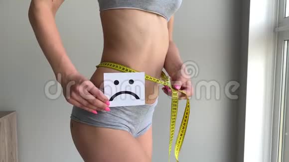 妇女健康女性身体抱着悲伤的微笑卡靠近胃视频的预览图