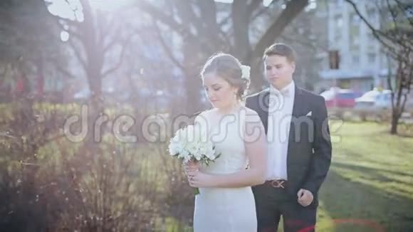 新婚快乐的新娘和新郎视频的预览图
