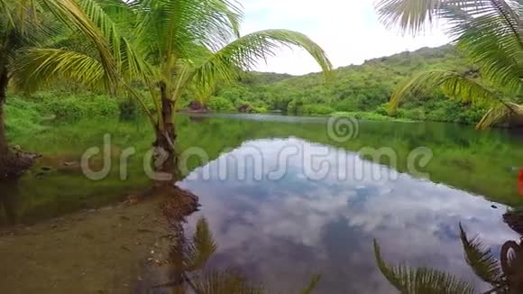印度果阿的Arambol海滩上的湖视频的预览图