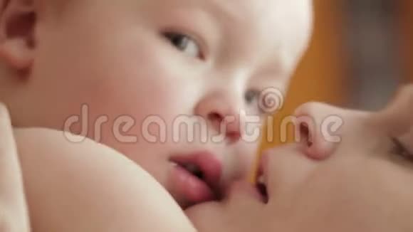 快乐幸福的家庭妈妈和宝宝接吻笑着拥抱特写镜头视频的预览图
