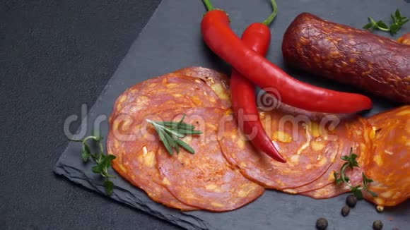 萨拉米香肠和chorizo香肠深色混凝土背景视频的预览图