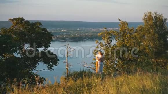 幸福的一对情侣在悬崖边上拥抱视频的预览图