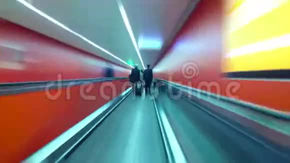 尖峰时间地下隧道视频的预览图