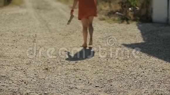 在一个阳光明媚的日子里一个美丽的年轻旅游女孩的肖像时尚的女人穿过森林背景是视频的预览图
