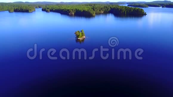 在平静的夏日在湖边拍摄美丽的岛屿视频的预览图