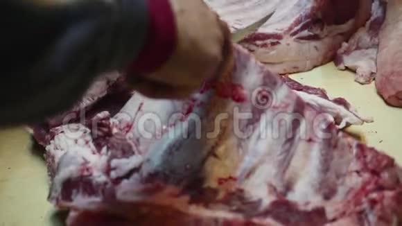 老屠夫用刀切生猪排骨视频的预览图