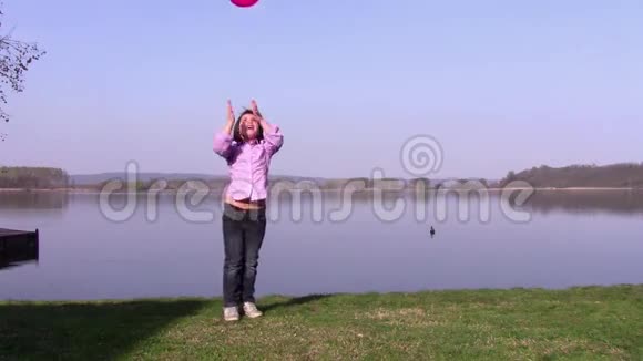小女孩在湖边玩球视频的预览图