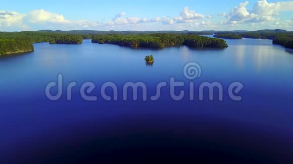 在平静的夏日在湖边拍摄美丽的岛屿视频的预览图