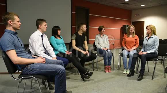 小组坐成一个圆圈他们讲他们的故事心理上的解脱视频的预览图