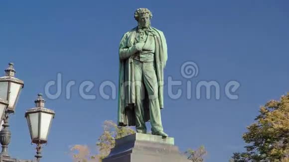 俄罗斯诗人亚历山大普希金的纪念碑视频的预览图