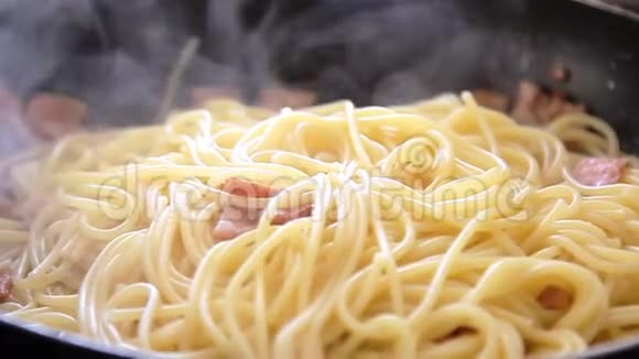 烹饪斯帕盖蒂卡塔拉视频的预览图