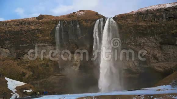 冰岛瀑布Seljalandsfoss游客的时间推移视频的预览图