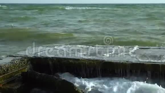 海洋石墩上波浪破碎视频的预览图