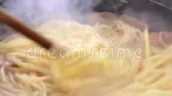 烹饪斯帕盖蒂卡塔拉视频的预览图
