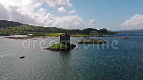 在苏格兰西海岸的中世纪城堡斯托克城周围聚集的独木舟视频的预览图