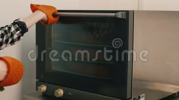 女人在厨房做苹果派视频的预览图