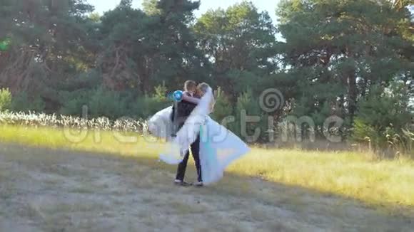 幸福的新郎拥抱亲吻新娘视频的预览图