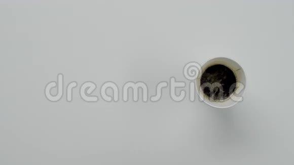白色桌子上有一杯咖啡顶景视频的预览图