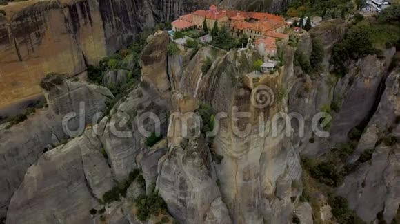 飞越希腊Meteora的岩层和修道院视频的预览图