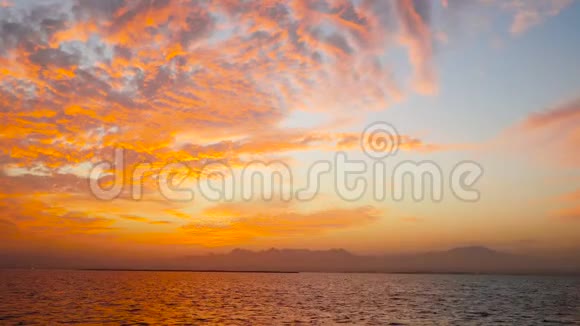 日落后美丽的热带海洋和天空视频的预览图