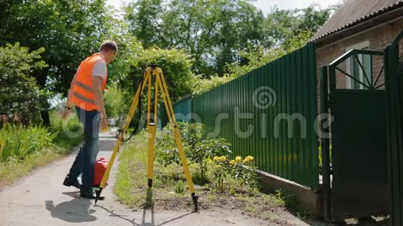 工人准备测量用大地测量装置视频的预览图