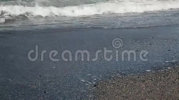 夏日沙滩沙滩漫步视频的预览图