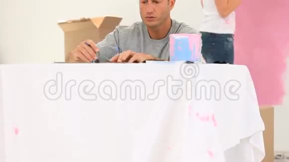 他帮他女朋友画画视频的预览图