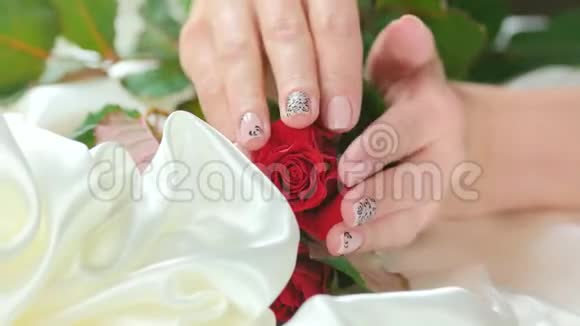 美丽的女性手玫瑰丝绸视频的预览图