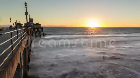 亨廷顿海滩码头日落时间过去视频的预览图