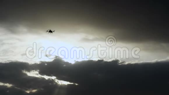 无人机在天空的背景下盘旋运行中的现代技术视频的预览图