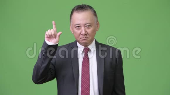 成熟的日本商人竖起手指视频的预览图
