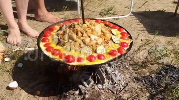 大菜傻瓜土豆和蔬菜在夏天阳光明媚的一天篝火视频的预览图