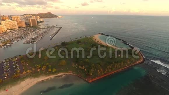 日落俯瞰檀香山阿拉莫阿纳海滩视频的预览图