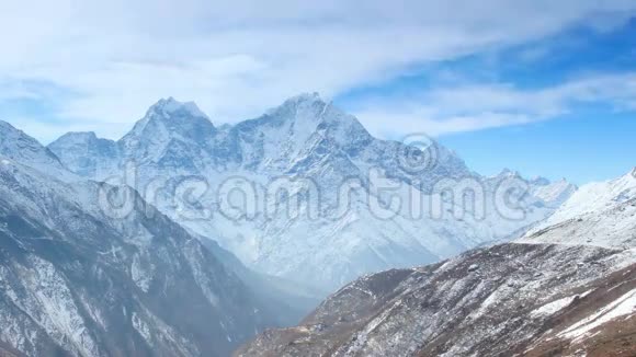 尼泊尔喜马拉雅山塔奥格山上的云运动视频的预览图
