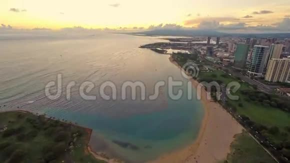 时间推移俯瞰檀香山的阿拉莫阿纳海滩视频的预览图