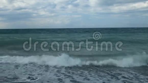 阴天的海浪视频的预览图