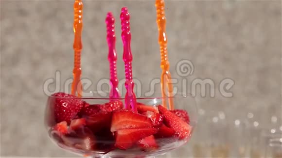 精美的玻璃串上美味的水果视频的预览图