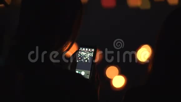 女人用手机拍摄水灯视频的预览图