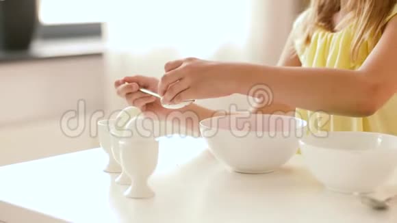 女孩在家用液体染料染色复活节彩蛋视频的预览图