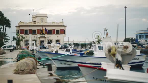 船停靠在港口塔巴卡岛西班牙视频的预览图