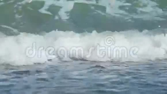 灰沙上的泡沫波浪黑海视频的预览图