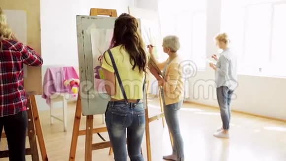 艺术学校画画架的学生视频的预览图