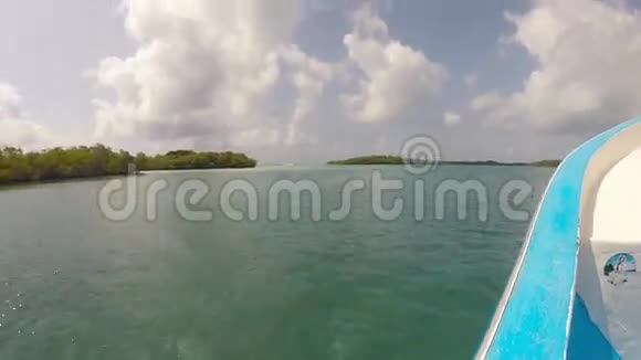 莫罗科伊国家公园里的委内瑞拉热带岛屿马拉开波湖上的全景多云的蓝天视频的预览图